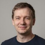 Портрет эксперта Джулиана, предоставляющего профессиональные обзоры игровых залов luxury casino для Aparnaapoorvabuilders